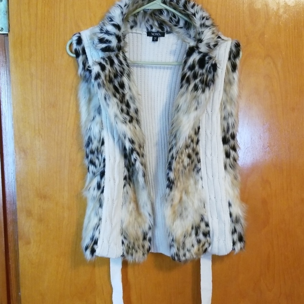 Sweater vest trimmed with fur